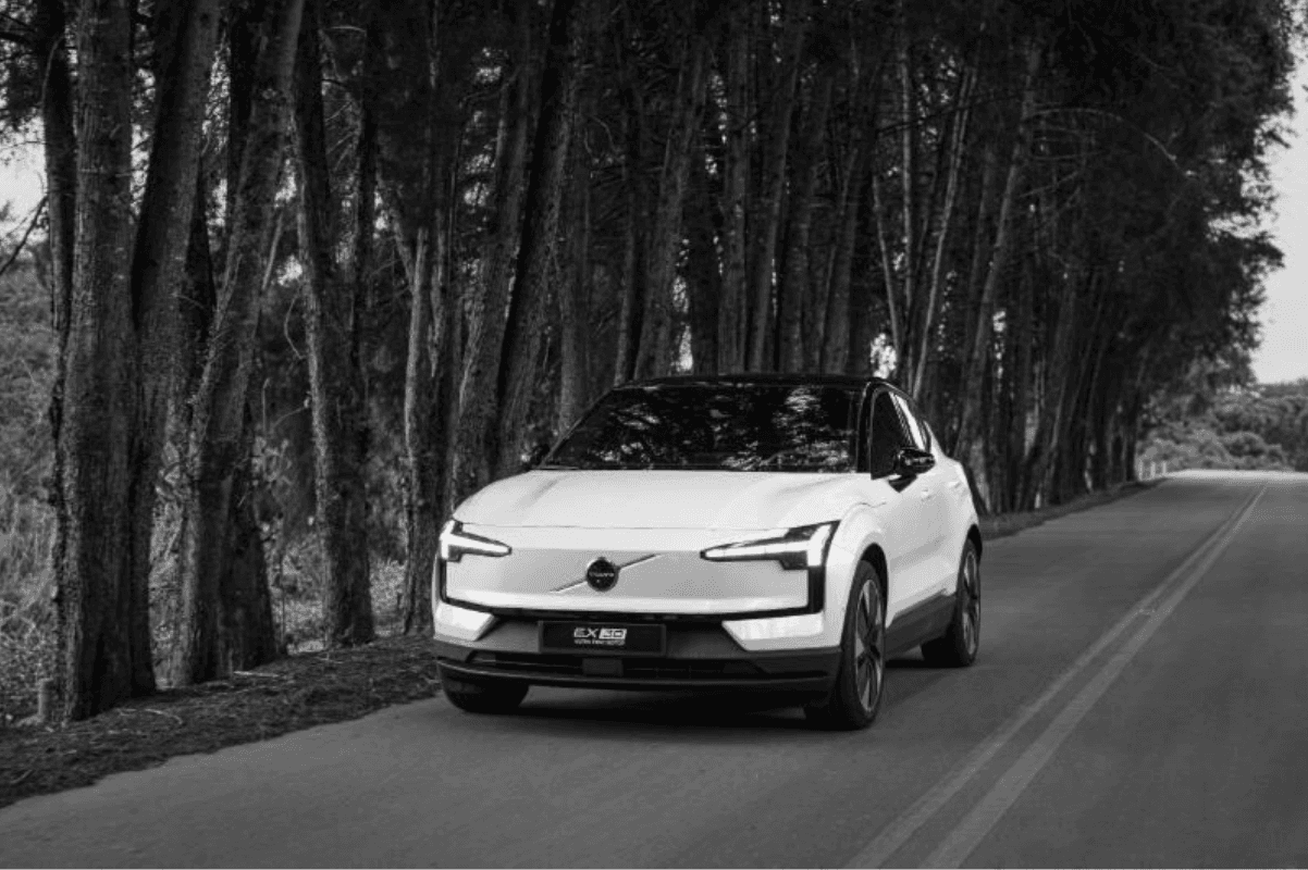 VOLVO EX30 TWIN MOTOR: ELÉTRICO COMPACTO COM ALMA DE PISTA