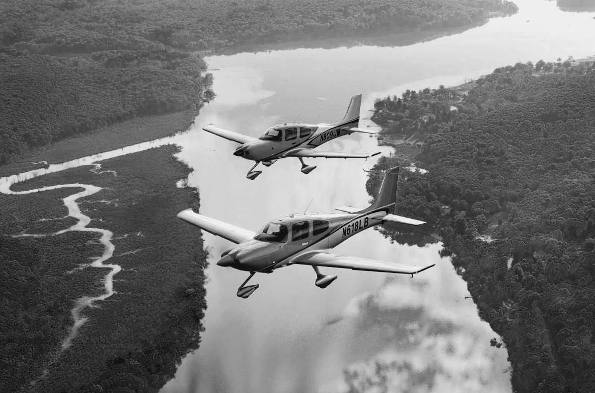 CIRRUS SR SERIES G7+: AERONAVE FAZ POUSO AUTOMÁTICO DE EMERGÊNCIA